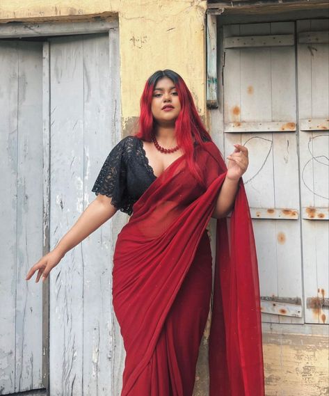 Saree On Chubby Women, Chubby Saree Look, Saree Poses For Chubby Women, Saree For Chubby Girls, Red Desi Aesthetic, Plus Size Saree Look, Red Saree Contrast Blouse, Red Saree Aesthetic, Plus Size Saree