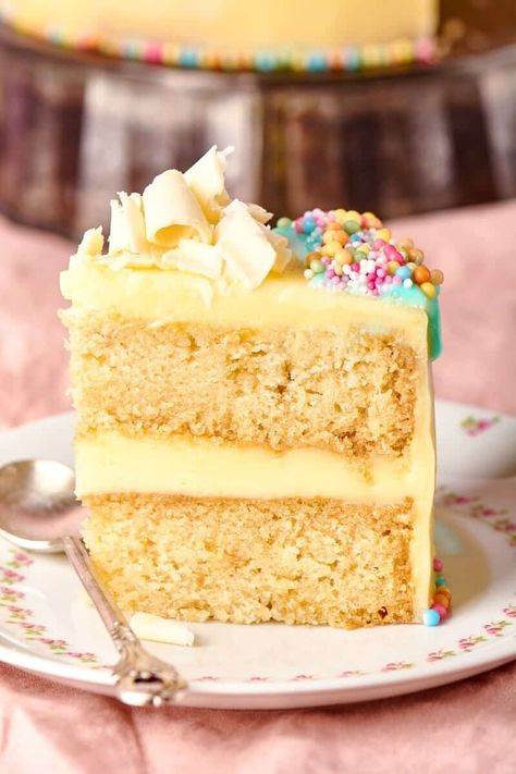 Vegan Confetti Cake, Space Baking, Vegan Yellow Cake, Easy Vanilla Frosting, Cake Minimalist, Birthday Cake Recipes, Cake Recipes Uk, Healthy Holiday Desserts, Vegan Vanilla Cake