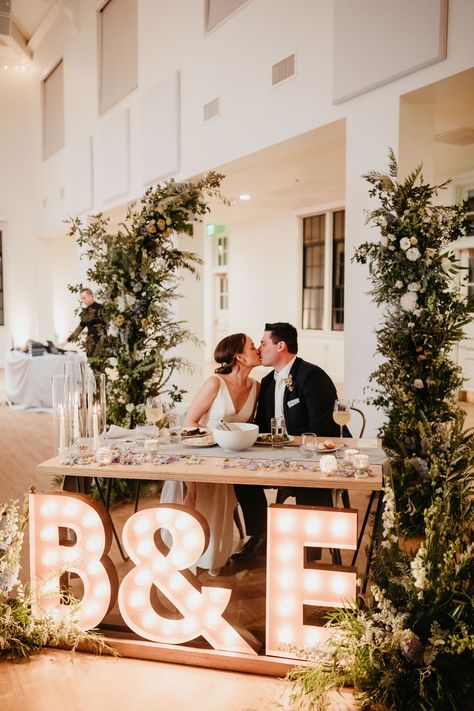 Farm Table Wedding, Wedding Photography Detail Shots, Bright Wedding Colors, Indoor Wedding Receptions, Market Lighting, Minimalist Wedding Decor, Head Table Wedding, Reception Look, Wedding Furniture