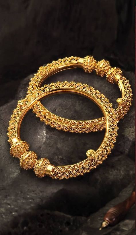 Pinterest • @bhavi91 Jewelry Video Ideas, Gold Jewellery India, Jewelry Video, Kada Bangles, Wedding Disney, Expensive Decor, Unique Gold Jewelry Designs, Pakistan Zindabad, Gold Bangles For Women