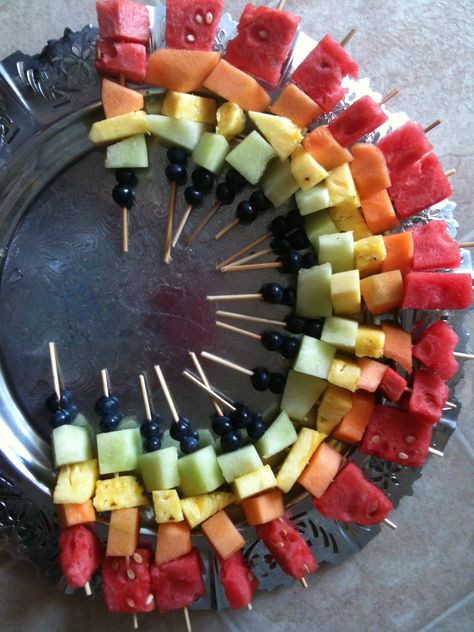 End of the school year party treat! The kids LOVED these! Looks like a rainbow and its a great healthy snack! Easy to make! Preschool End Of Year, School Party Snacks, Pool Party Snacks, Healthy Party Snacks, Pool Party Food, End Of Year Party, Summer Party Themes, Healthy Sweet Snacks, Yard Party