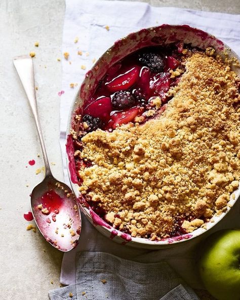 Blackberry and apple crumble | delicious. magazine Fruit Crumble Recipe, Rhubarb Crumble Recipes, Blackberry Crumble, Apple Crumble Recipe, Blackberry Recipes, Lemon Bar, Fruit Crumble, Dessert Aux Fruits, Clam Recipes