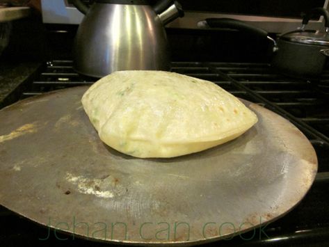 roti5 Roti Recipe Guyanese, Potato Roti, Chicken Samosa Recipes, Guyana Food, Trini Recipes, Guyanese Food, Trinidadian Recipes, Guyanese Recipes, Aloo Paratha