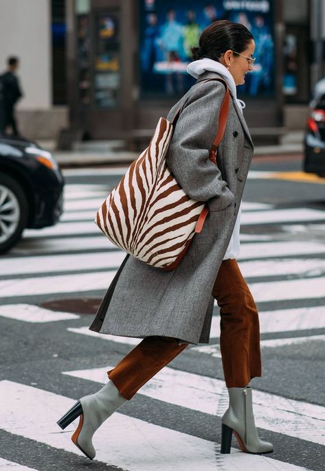 7 Gray Boot Outfits You'll Want to Copy ASAP | Who What Wear UK Lucy Chadwick, Grey Boots Outfit, Work Outfits Frauen, Street Style New York, Winter Mode Outfits, Trendy Winter Fashion, Fall Fashion Coats, Gray Boots, Mode Instagram