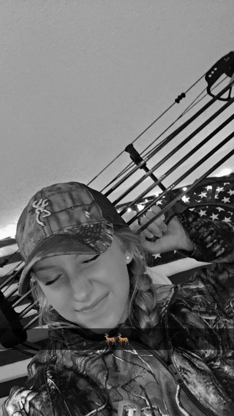 Boyfriend And Girlfriend Hunting Pictures, Hunting Besties, Women Hunting Pictures, Bow Hunting Girl, Country Best Friends, Hunting Pictures, Hunting Life, Country Girl Life, Clothes Pictures