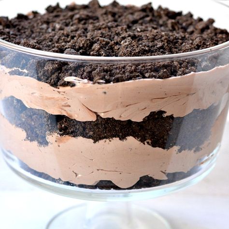 Chocolate Dirt Cake, Dirt Dessert Recipe, Dirt Pudding Recipes, Dirt Recipe, Easter Dirt Cake, Chocolate Dirt, Dirt Dessert, Oreo Dirt Cake, Dirt Cake Recipes