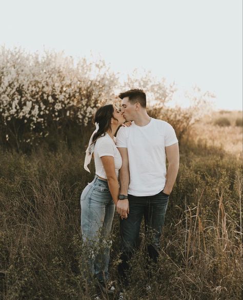 Cute Engagement Pictures Outfit, 2 Year Couple Pictures, Spouse Pictures Photo Ideas, Cute Couple Anniversary Pictures, Couple Poses To Hide Double Chin, Couple Pic Outfit Ideas, September Couple Photoshoot Outfits, Simple Couple Pictures Casual, Engagement Photos Wearing Black