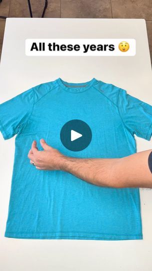 Fold A T Shirt, How To Fold Tshirts, Folding Tee Shirts, Folding Organization, Folding Shirts, Clothes Folding, Folding Clothes, Household Tips, Cleaning Organizing