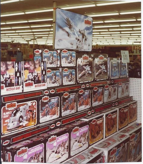 Vintage Toy Store Aisles - Gallery Vintage Toy Display, Vintage Star Wars Figures, Vintage Star Wars Toys, Toys In The Attic, Dark Vador, Star Wars 1977, Toy Display, Star Wars Figures, Star Wars Action Figures