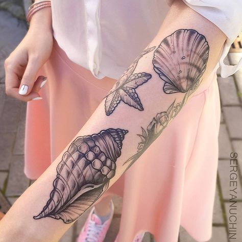 🐚💕 Tropisches Tattoo, Tattoo Sleeve Women, Tropical Tattoo, Seashell Tattoos, Shell Tattoos, New Tattoo Designs, Stylish Tattoo, Trendy Tattoo, Mermaid Tattoos