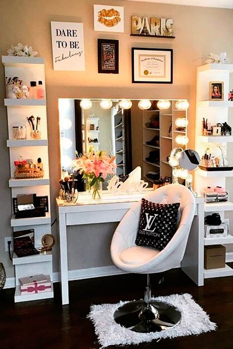 Every lady needs a corner in her home where she can beautify and relax at the same time. We have selected the best-looking and most convenient makeup vanity table designs to give you some inspiration for the next time you redecorate! Zimmer Diy, Bilik Idaman, Future Room, Makeup Table Vanity, Vanity Room, Glam Room, Makeup Rooms, غرفة ملابس, Teen Room