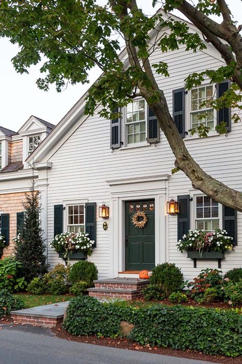 A historic seaside cottage gets a charming makeover in Vineyard Haven Seaside Home Exterior, Cape Cod Front Doors, Essex Green, Patrick Ahearn Architect, New England Cottage, Patrick Ahearn, Green Shutters, Pretty Homes, Ranch Exterior