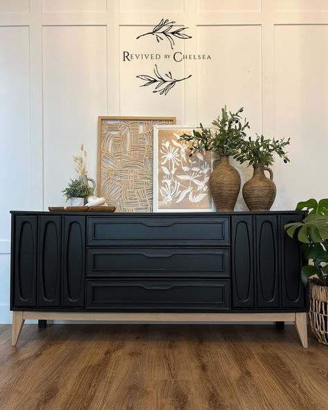 • • SOLD • • More beautiful black pieces? Yes please! I absolutely love this large and in charge Victoriaville MCM style of credenza. It has a TON of storage with three drawers and two cabinets! I was pleased to find a beautiful wood grain in the base of the piece. Finished in coal black by @fusionmineralpaint and a taupe wash on the wood base. This piece is solid and sturdy and ready for its new home! 68”x31.5Hx18D $695 • Pickup Leduc • Delivery available for a fee • 25% non refund... Mcm Buffet, Mcm Style, Calendar Wall, Fusion Mineral Paint, Mineral Paint, Wall Calendar, Credenza, Painted Furniture, Wood Grain