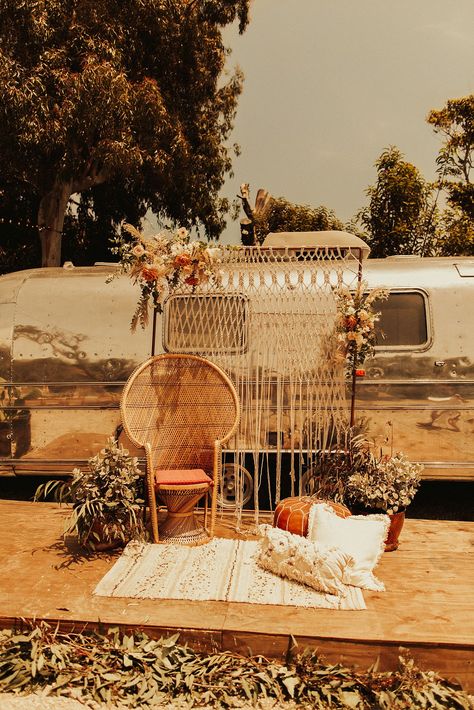 Boho Backdrop Photo Booths, Boho Photo Booth, Western Photo Backdrop Ideas, Macrame Photo Backdrop, Wedding Couch Photo Booth, Boho Wedding Couch Seating, Peacock Chair Wedding, Boho Western Wedding Photo Backdrop, Boho Macrame Wedding Backdrop