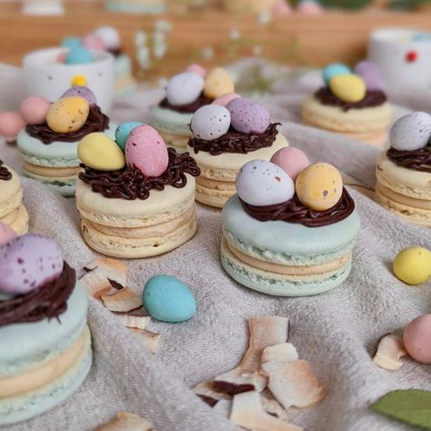 Easter Desserts Aesthetic, Easter Macarons Ideas, Macarons Easter, Easter Cakesicles, Easter Macaroons, Egg Macarons, Easter Macarons, Easter Deserts, Easter Party Food