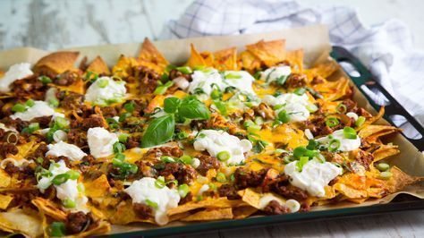 Garantiert besser als die Chips mit Käsesauce im Kino: Unsere Nachos mit Hackfleisch und Pilzen machen den Filmabend zu einem kulinarischen Highlight. Zucchini Quiche, Jalapeno Recipes, Random Image, Snack Chips, Banana Bread Recipes, Tex Mex, Tortilla Chips, Tortillas, Nachos