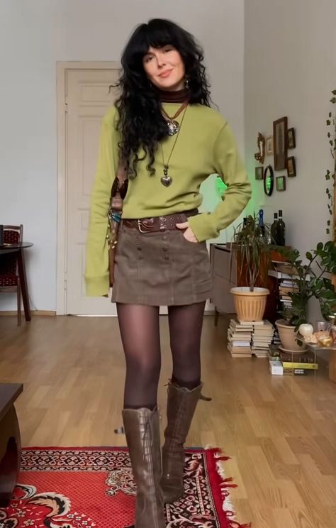 Aesthetic Tights, Downtown Girl Outfits, Brown Skirt Outfit, Skirt Outfit Fall, Layered Outfit, Green Tights, Outfits Girl, Winter Skirt Outfit, Funky Outfits