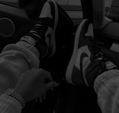 Black Jordan Aesthetic, Jordans Aesthetic, Snicker Shoes, Breezy Chris Brown, Shoes Wallpaper, Black And White Nikes, Black Spiderman, Black Jordans, Black Nike Shoes