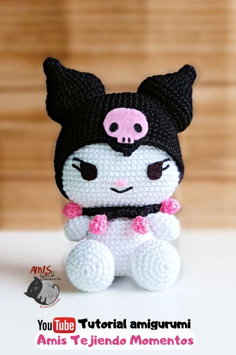 Kuromi Amigurumi Tutorial | Colección Sanrio Amigurumi | Amis Tejiendo Momentos Continuando con la colección, te enseño a tejer esta hermosísima Kuromi, mide aproximadamente 15 cms de alto y quedarás feliz con el resultado ❤ #Kuromi #KuromiLover #KuromiFan #Kuromiamigurumi #HowtocrochetKuromi #Kuromicrochet #Kuromiamigurumipatrón #HelloKitty #Sanrio #SanrioPlushies #KuromiPlushie #KuromiAmigurumiPasoaPaso #Amistejiendo #KuromiFanArt #SanrioCollection Kurumi Hello Kitty Crochet, Crochet Kuromi Plush, Kuromi Hat Crochet Pattern, Free Kuromi Crochet Pattern, Free Sanrio Crochet Patterns, Kuromi Amigurumi Free Pattern, Crochet Sanrio Characters, Kuromi Crochet Hat, Kuromi Crochet Pattern Free