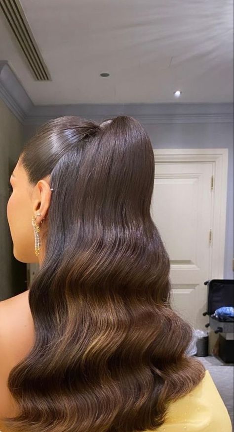 Classy Hairstyles For Wedding, Hear Style 2023, Quiet Luxury Hairstyle, Hair Inspo For Prom, Rich Hairstyles, Hairstyle For Prom Night, Prom Night Hairstyle, Sleek Prom Hair, Half Pony Hairstyles