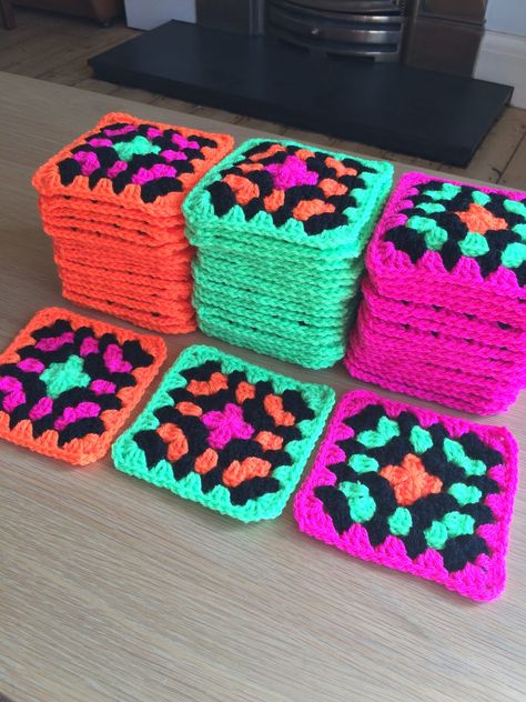 Neon Granny Square Crochet, Neon Granny Square, Neon Crochet Blanket, Max Scarf, Crochet Swirl, Neon Crochet, Scrap Crochet, Crochet Stitches Guide, Crochet Wall Hangings