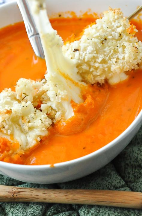 Baked Mozzarella, Mozzarella Balls, Vegetarian Comfort Food, Creamy Tomato Soup, Think Food, Soup And Sandwich, Tomato Soup, Delicious Soup, I Love Food