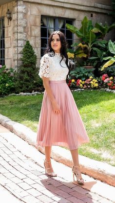 White And Pink Outfit Classy, Long Pleated Skirt Outfit Formal, Pink Pleated Skirt Outfit Winter, Long Skirt With Shirt Classy, Long Pink Skirt Outfit, Rose Skirt Outfit, Midi Pleated Skirt Outfit, Pink Midi Skirt Outfit, Pink Pleated Skirt Outfit