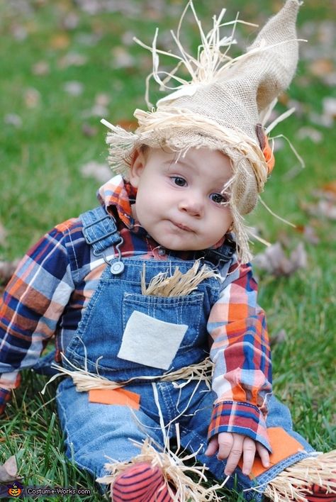 Joshua: This costume idea came from my wife Tracie. We decided to make it for our 5 month old. Basically pulled out the sewing machine and hot glue gun and started... Baby Scarecrow Costume, Perlengkapan Bayi Diy, Diy Baby Costumes, Halloween Costumes Scarecrow, Old Halloween Costumes, Scarecrow Hat, Diy Scarecrow, First Halloween Costumes