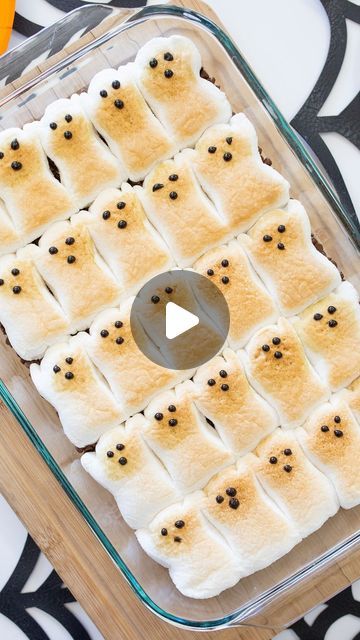 59K views · 2.7K likes | Melissa Johnson on Instagram: "👻Peeps S’mores Dip is SO good! 👀 One of my new favorite Halloween recipes — When those Peeps hit the oven, the sugar crystallizes and the texture is SO satisfying with a light crispy crunch soft to the bite. 😋😋 PEEPS GHOST SMORES 1. 25 ghost peeps 2. 2 12oz bags chocolate chips. 3. Graham crackers for dipping. Instructions 1. Add chocolate chips to the bottom of a 9 x 13 baking dish. 2. Add ghost peeps to the top of the chocolate chips. 3. Bake at 450F for 5-7 minutes. 4. Serve with graham crackers for dipping. #halloween #halloweentreat #peeps #easyrecipe #dessert" Halloween Peeps Recipes, Ghost Peeps Smores, Ghost Smores, Ghost Smores Dip, Oven Smores, Halloween Smores, Halloween Peeps, Smores Dip, Delicious Snacks Recipes