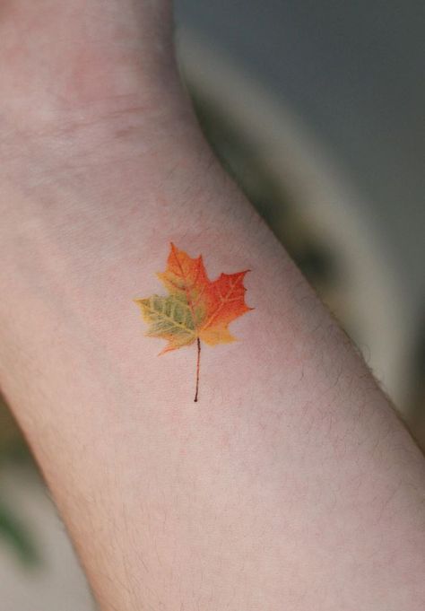 Leaf Tattoo Ideas, Maple Leaf Tattoos, Autumn Tattoo, Leaf Tattoo, Shape Tattoo, Wrist Tattoos For Guys, Inspiration Tattoo, Tattoos Geometric, Small Wrist Tattoos