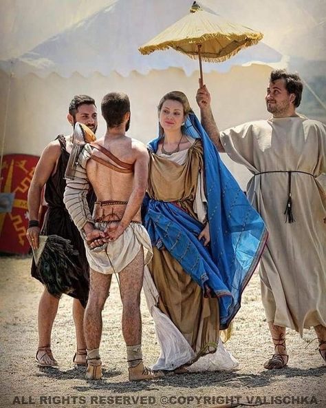 Ancient Roman Clothing, Roman Clothing, Ancient Greek Clothing, Biblical Costumes, Roman Clothes, Rome Outfits, Medieval Garb, Rome Antique, Empire Romain