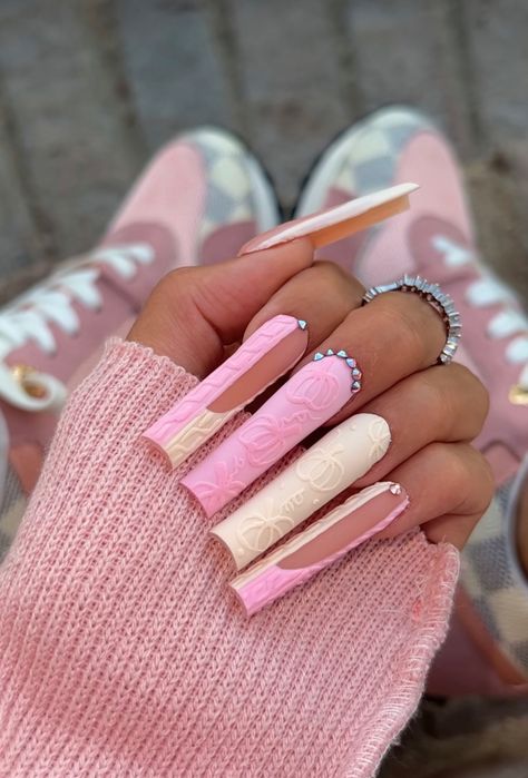 Winter Fall Nails Acrylic, Fall Nail Sets Acrylic, Pink Thanksgiving Nails, Fall Nails Sweater, Cute Thanksgiving Nail Designs, Fall Sets Nails, Spooky Nails Halloween, Pink Fall Nails, Fall Sweater Nails