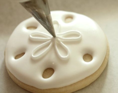 Making Sea Cookies & Decorating with Icing Tutorials - Coastal Decor Ideas Interior Design DIY Shopping Ocean Treats, Icing Tutorials, Sand Dollar Cookies, Sea Cookies, Nautical Decor Diy, Cookie Bouquets, Painted Cookies, White Cookies, Beach Cookies