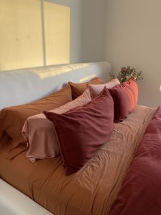 #BedroomDecorIdeas #BedroomWallDecor #BedroomPaintColors #BedroomAccentWall #BedroomAccentWallIdeas #BedroomArt #BedroomArtAboveBed #BedroomAestheticCozy #BedroomAestheticIdeas #BedroomArtwork #BedroomAccessories #BedroomBackground #BedroomBedDesign #BedroomBuiltIns Rose And Terracotta Bedroom, Modern Earthy Bedroom Aesthetic, Terracotta Rug Bedroom, Terra Cotta Comforter Bedroom, Maroon Boho Bedroom, Brick Red Bedding, Red Sheets Bedroom, Red Bedding Ideas Bedrooms, Terracotta Bedding Styling