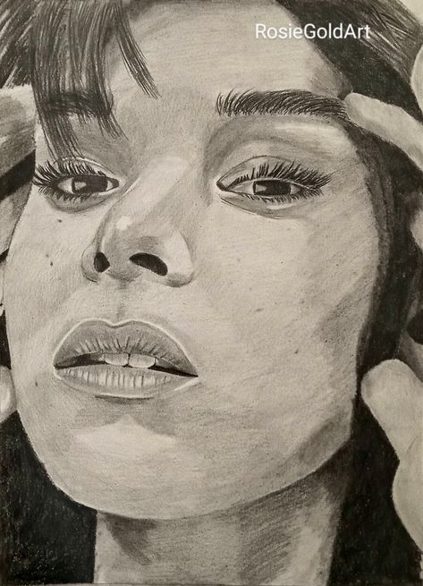 Hailee Steinfeld Black And White, White Drawing, Hailee Steinfeld, Black And White Drawing, Sketch, Male Sketch, Black And White, Drawings, White