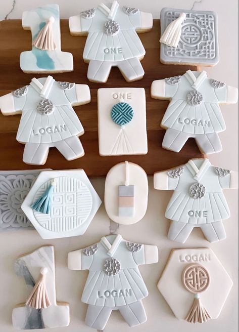 Fondant cookie Korean 1 Year Birthday, Hanbok Cookies, Korean Decoration, Boy Birthday Decorations, Korean Baby, 100 Day Celebration, Fondant Cookies, Korean Babies, Korean Traditional