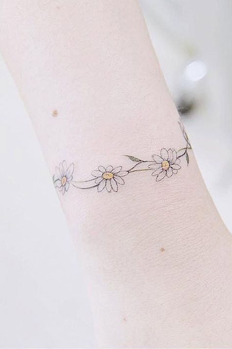 Sunflower Bracelet Tattoo, Daisy Chain Tattoo Ankle, Daisy Tattoo Meaning, Small Minimalist Tattoo, Daisy Chain Tattoo, Small Daisy Tattoo, Daisy Tattoo Designs, Cute Foot Tattoos, Chain Tattoo