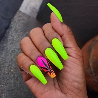 Gucci Nails, Neon Green Nails, Unghie Sfumate, Yellow Nails Design, Purple Nail, Trim Nails, Neon Nails, Yellow Nails, Pedicures