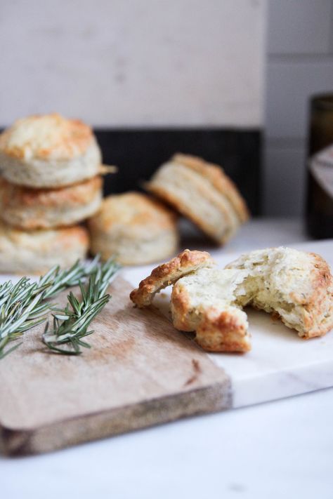 The Best Rosemary Cheddar Scones Ever Easter Breakfast Recipes, Rosemary Scones, Savory Scones Recipe, Cheddar Scones, British Scones, Best Biscuit Recipe, Healthy Halloween Snacks, Savory Scones, Easter Breakfast