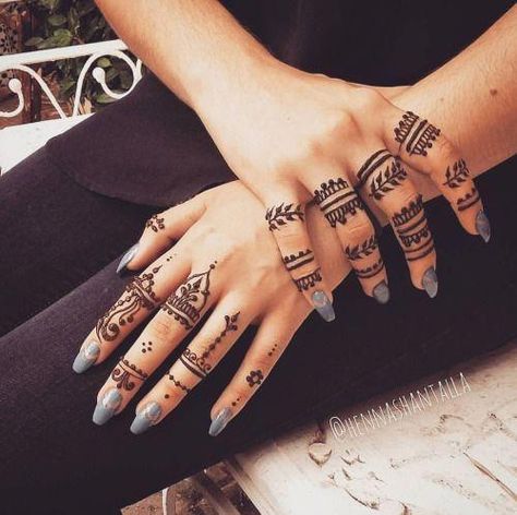 10 Latest Ring Mehndi Designs in 2018 #tattoodesigns Ring Mehndi Design, Back Mehndi, Tattoo Mehndi Design, Khafif Mehndi, Tattoo Mehndi, Henne Tattoo, Jagua Henna, Indian Mehndi, Designs Mehndi