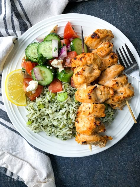 Kebab Rice, Tomato Feta Salad, Persian Chicken, Fresh Cucumber, Green Rice, How To Wash Vegetables, Chicken Kebabs, Feta Salad, Persian Food