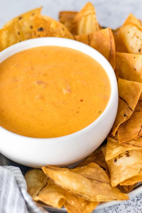 Yard House Cheese Dip, Yellow Queso Recipe, Yellow Cheese Dip, Homemade Cheese Dip, Cheese Chip Dip, Cheddar Cheese Dip, Cheese Dip Crock Pot, Queso Cheese Dip, Chips Dip