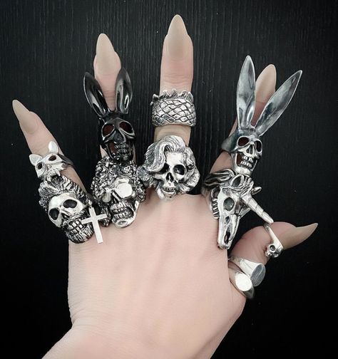 Metallic Nails Design, Grunge Jewelry, Edgy Jewelry, Metallic Nails, Dope Jewelry, Estilo Punk, Silver Nails, Skull Ring, Hand Jewelry