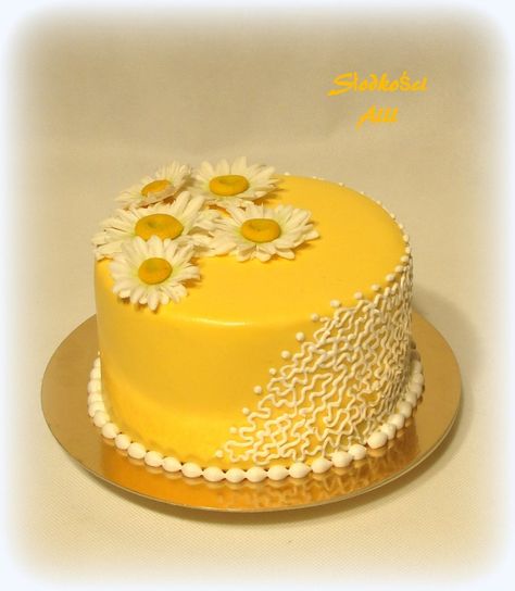 Yellow Cake Design Simple, Flower Cake Designs, Yellow Cakes Decoration, Yellow Flower Cake, Flower Cake Ideas, Baby Cake Design, Cake Design Tutorial, Flower Cake Design, Candy Birthday Cakes