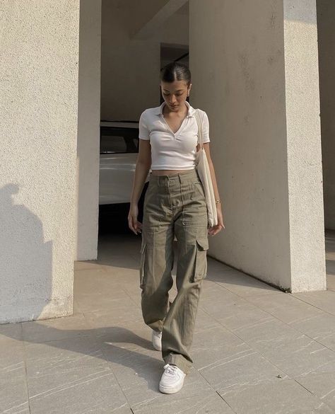 Kargo Outfits, Korean Cargo Pants Outfit, 90s Cargo Pants Outfit, Outfit With Green Cargo Pants, Oversized Cargo Pants Outfit, How To Style Green Cargo Pants, Green Cargo Pants Outfit Winter, Outfits With Green Cargo Pants, Cargo Pants Outfit Hijab