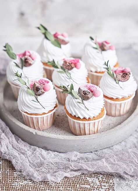 Attention dessert lovers! These pretty cupcake ideas will make your wedding, birthday , holiday season or any celebration even sweeter. Whether you prefer coffee cupcakes, chocolate cupcakes, vanilla cupcakes or If... Elena Gnut, Coffee Cupcakes, Fancy Cupcakes, Cake Mini, Pretty Cupcakes, Elegant Birthday Cakes, Easter Baking, Beautiful Cupcakes, Cupcake Designs