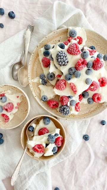 M I L E N A on Instagram: "Frozen Joghurt Bites! Griechischer Joghurt, etwas Ahornsirup oder Puderzucker, Beeren, ab in den Froster und fertig sind die leckeren Eis Stückchen. Sie schmecken wirklich mega und sind superschnell gemacht! Ihr könnt natürlich auch noch Schokodrops, Blüten, und Nüsse draufstreuen! Kennt ihr denn Foodtrend schon? #frozenyogurt #frozenyogurtbites #eis #sommer #gelato #food" Beach Club, Spa, Easter, Vase, Bowl, Flowers, On Instagram, Quick Saves