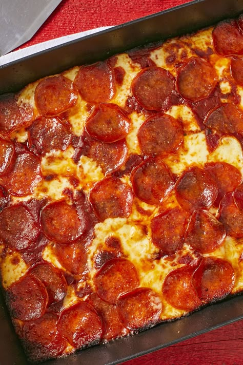 Detroit Style Pizza Recipe Hawaii Pizza, Detroit Style Pizza Recipe, Pepperoni Pizza Recipe, Homemade Pepperoni, Detroit Style Pizza, Detroit Pizza, Recipe For Pizza, Homemade Pepperoni Pizza, Spicy Pizza