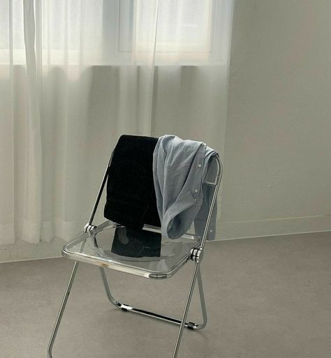 White Minimalist Aesthetic, Silver Clothes, Photo Studio Design, Silver Aesthetic, Minimalist Chair, Home Decor White, Coffee Shop Aesthetic, Set Outfits, Aesthetic Minimalist