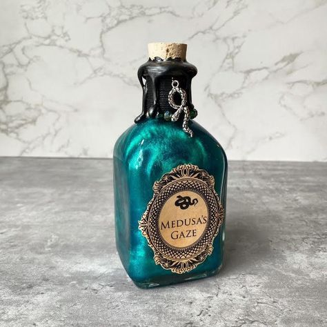 Forest Apothecary, Potions Recipes, Halloween Potion Bottles, Forbidden Forest, Harry Potter Potions, Halloween Witch Decorations, Halloween Potions, Magic Bottles, Halloween Labels